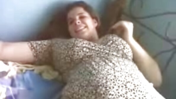 Słodko wyglądająca nastolatka Natalie zostaje wyruchana podczas ostre jebanie na dwa baty sesji seksu POV
