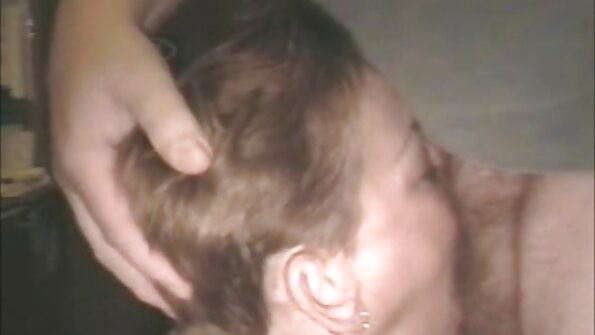 Dwóch niechlujnych przyssawek robi gorący pokaz ostre jebanie sex w filmie gonzo